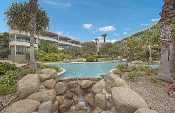 Una piscina al aire libre