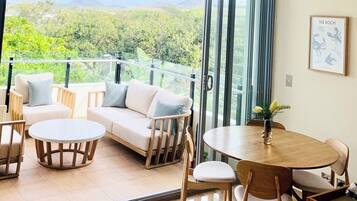 Apartemen Superior | Area keluarga | TV layar datar