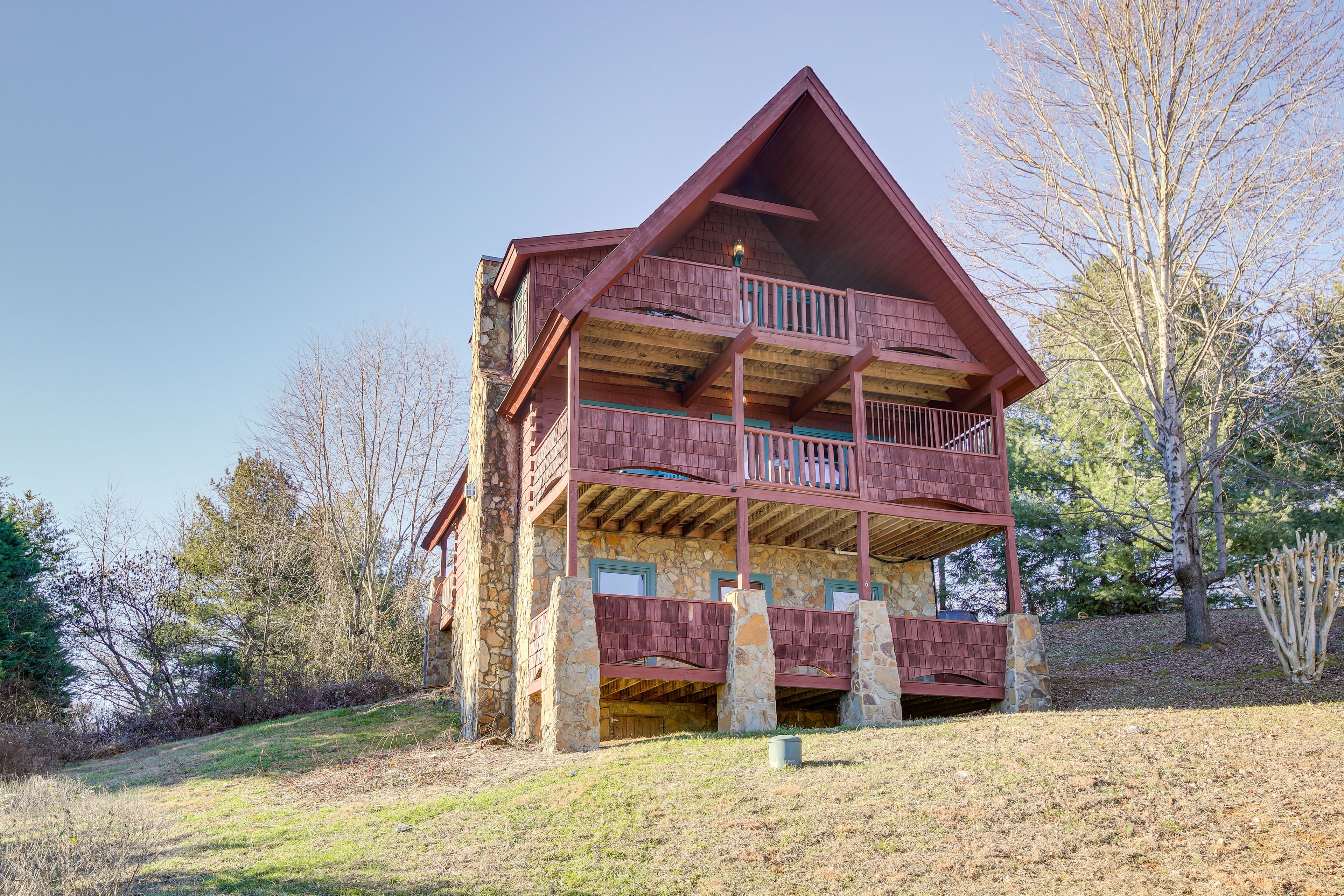 Spacious Cabin w\/ Fireplace ~ 3 Mi to Dollywood!