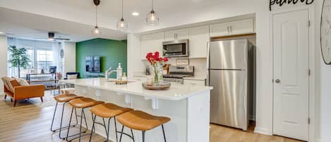 Fridge, microwave, stovetop, dishwasher