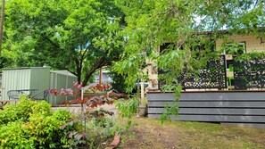 Property grounds - Idyllwylde: pet-friendly, renovated vintage cabin, close to town and river (Warburton)