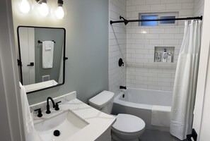 Douche, sèche-cheveux, serviettes fournies, savon