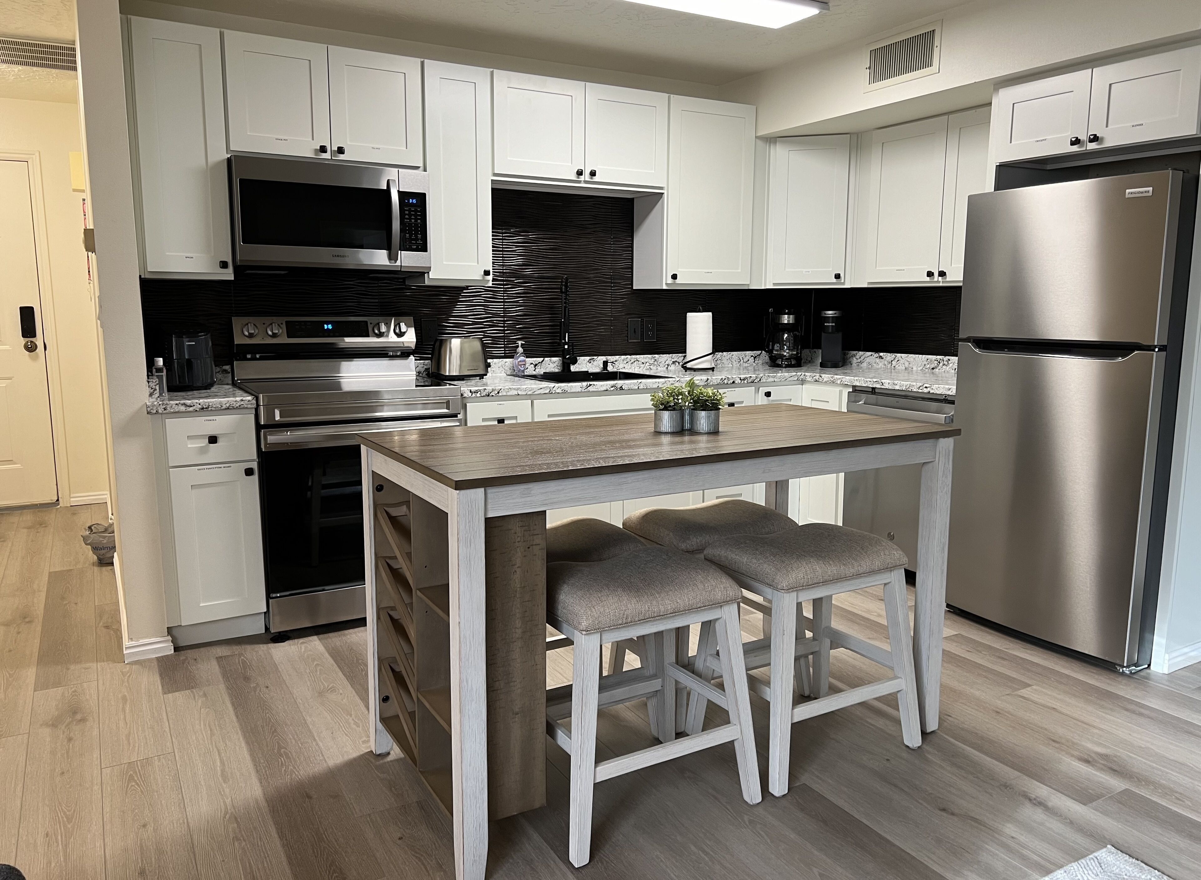 Réfrigérateur, micro-ondes, four, plaque de cuisson