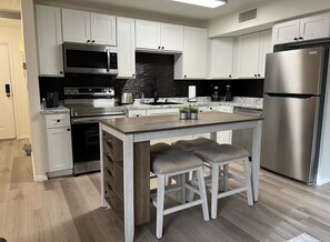 ثلاجة، ميكروويف، فرن، موقد طهي مسطح