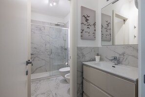 Douche, sèche-cheveux, bidet, serviettes fournies