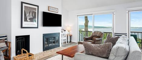 Una Smart TV, una chimenea