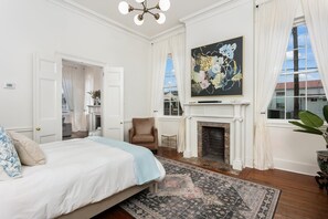 3 bedrooms, iron/ironing board, free WiFi, bed sheets - 1835 Wilkins Townhouse | 3/3 | Walk to Downtown (Natchez)