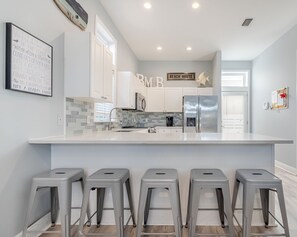 Mikrobølgeovn, ovn, kokeplater og oppvaskmaskin