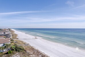 Sun loungers, beach towels - Blue Mountain Beach / Pool Access/ sleeps 12 (Santa Rosa Beach)