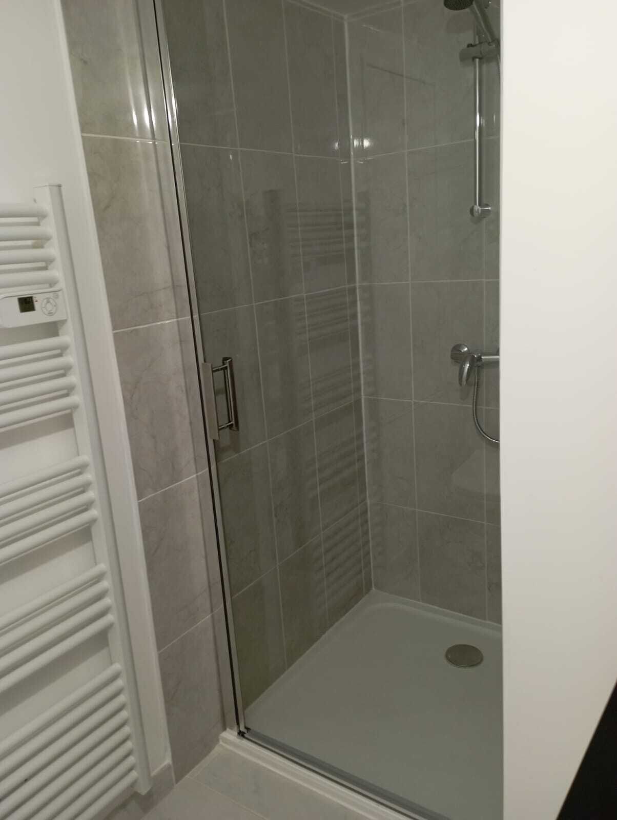 Sèche-cheveux, serviettes fournies, savon