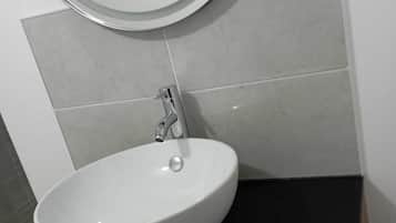 Een haardroger, handdoeken, zeep