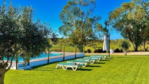A pool area with green lounge chairs and a clear blue sky. - Villa HERDADE DA BOAVISTA: 1.000 sqm house just for YOU! Capacity: 20 guests. (Aljustrel)