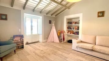 TV connectée, cheminée, baby-foot, livres