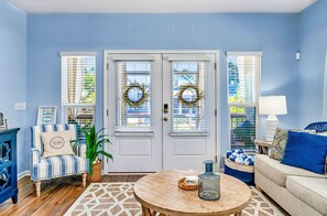 Smart-TV, Tischfußball, Bücher