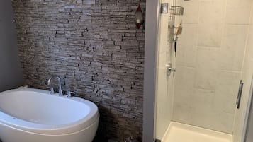 SĂšche-cheveux, serviettes fournies, savon, shampoing