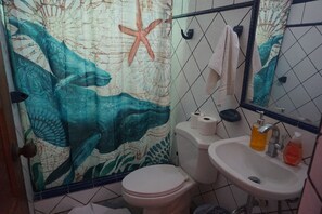 Handtücher, Seife, Shampoo, Toilettenpapier