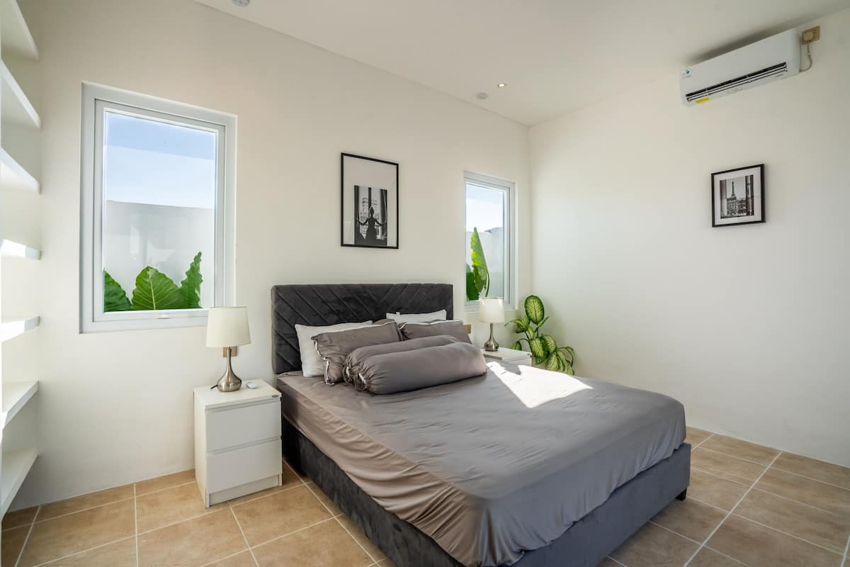 1 kamar tidur, brankas, dan didekorasi berbeda-beda