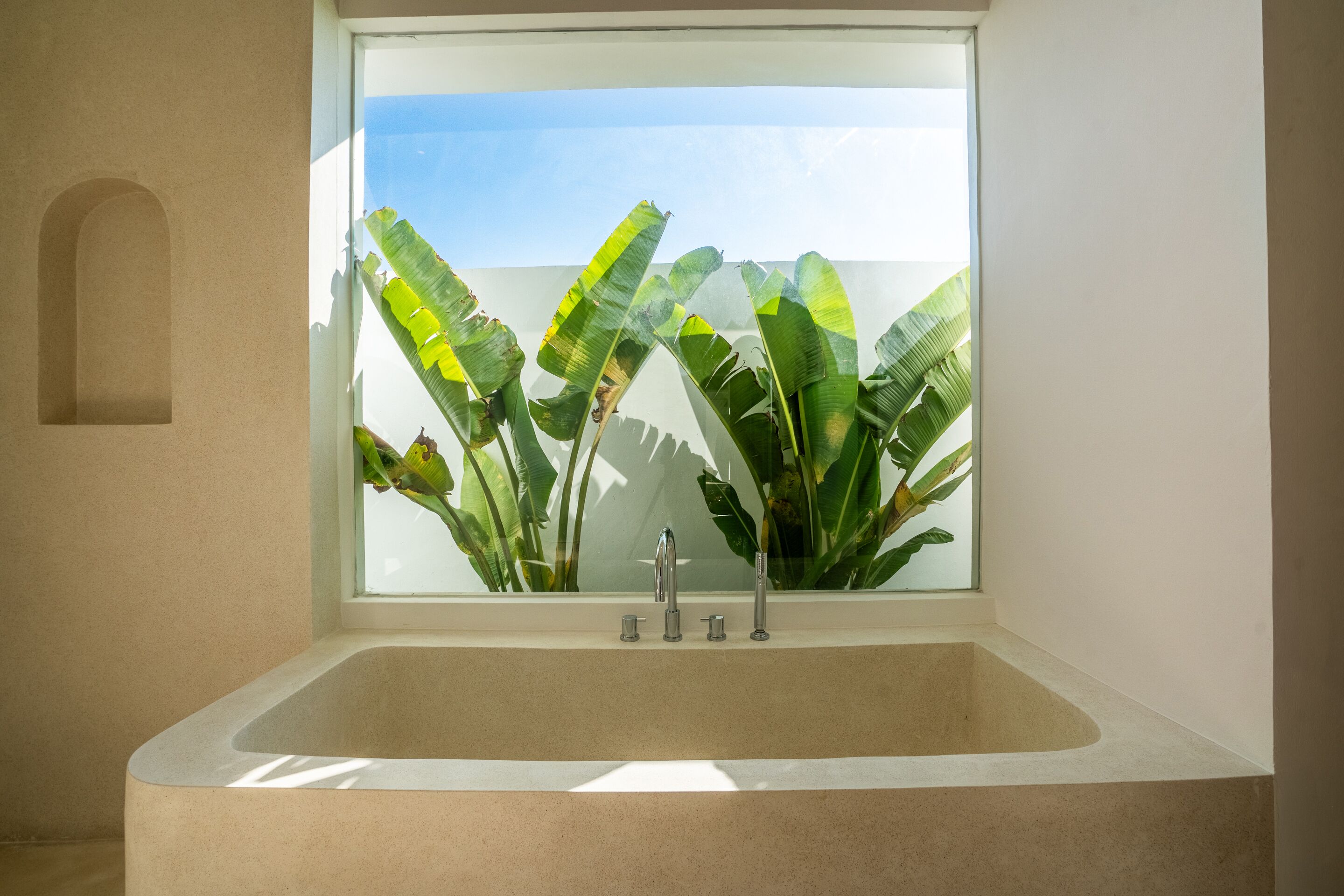 独立的浴缸和淋浴、大花洒淋浴喷头、免费洗浴用品、吹风机