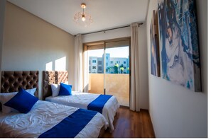 2 quartos, ferros/tábuas de passar roupa, berço de viagem