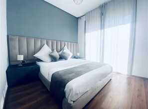 2 habitaciones, tabla de planchar con plancha y cuna de viaje 