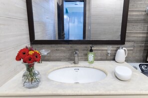 Douche, sèche-cheveux, serviettes fournies, savon