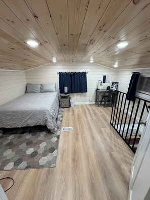 4 bedrooms, desk, WiFi, bed sheets