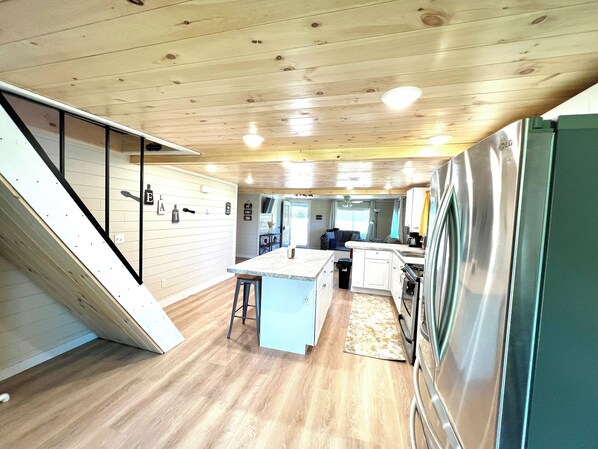 Frigorífico, microondas, horno y placa de cocina