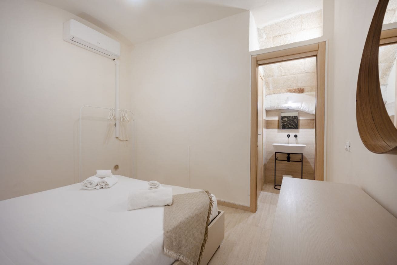 2 habitaciones y tabla de planchar con plancha 
