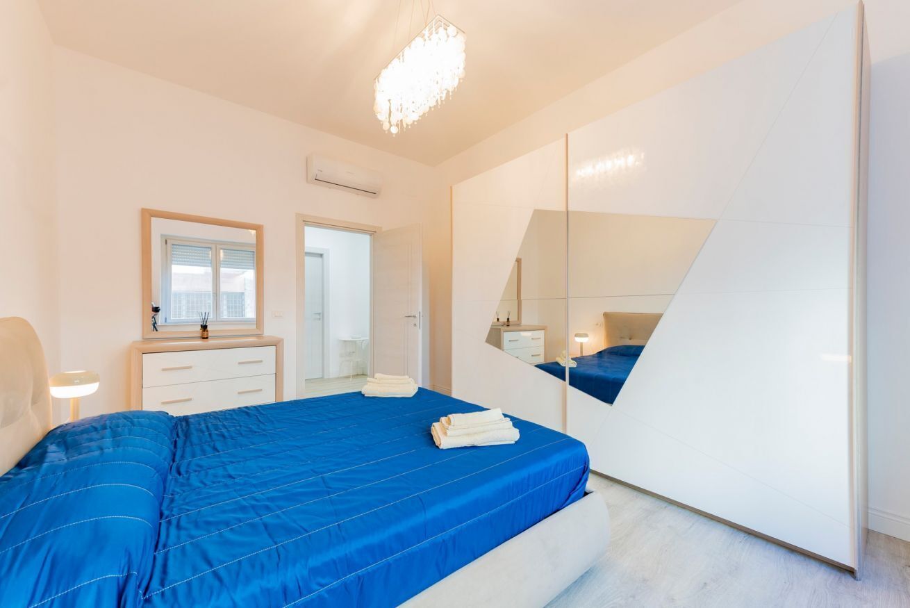 2 bedrooms, iron/ironing board, internet