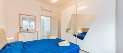 2 bedrooms, iron/ironing board, internet