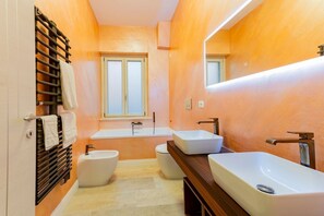 Shower, hair dryer, bidet - GuestHost - Modern apartment of 85 sqm located on the first floor of a building with a lift (steps to access) perfect for 4 people.The accommodation is located in the heart of Pescara, just 10 meters from Corso Vittorio Emanuele just 7 minutes walk from  (Pescara)