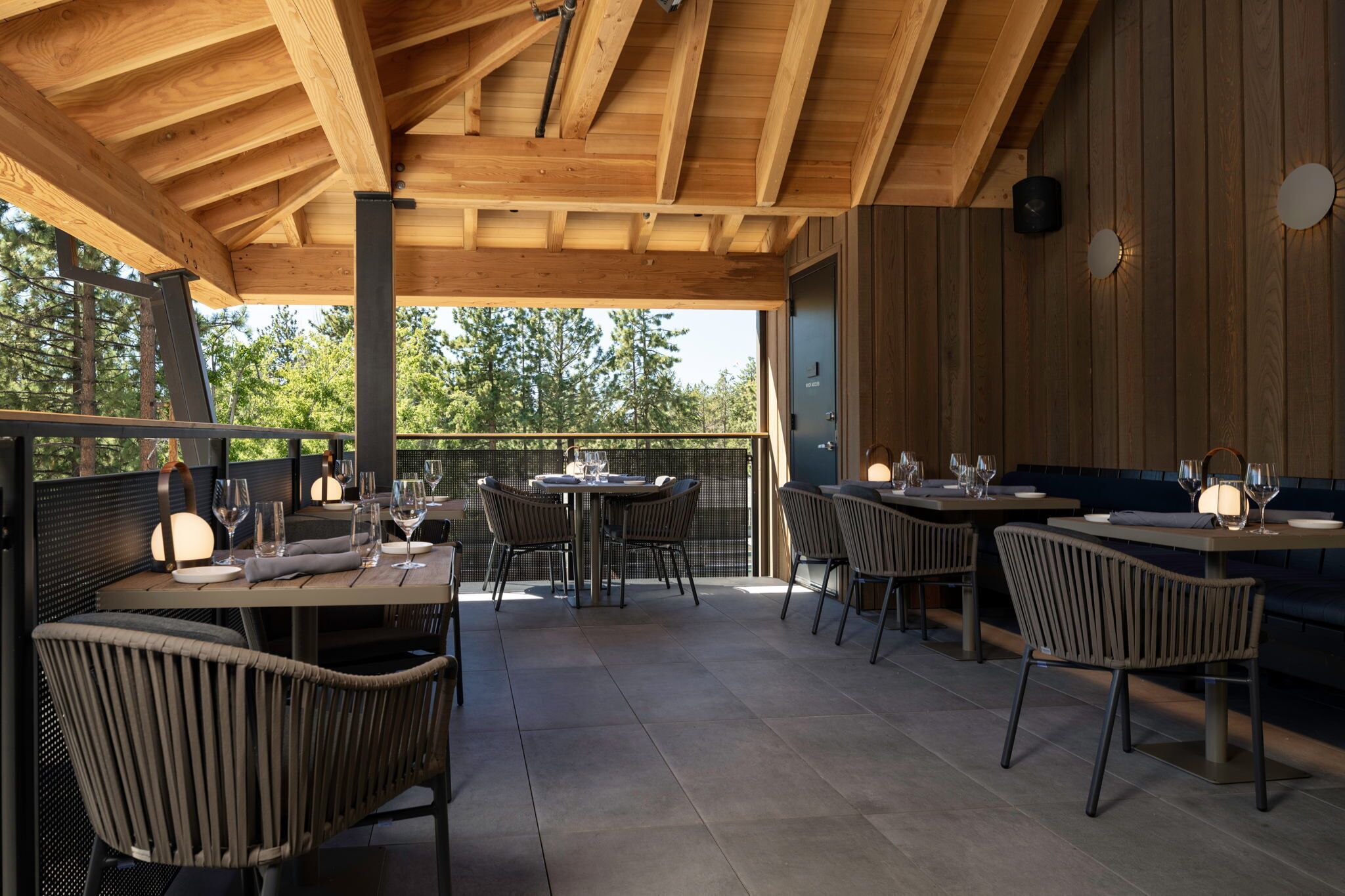 Breakfast, lunch, dinner served; pool views 