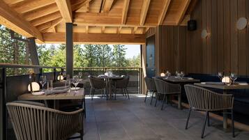 Breakfast, lunch, dinner served; pool views