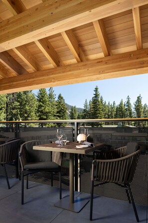 Frokost, lunsj og middag serveres, utsikt mot bassenget