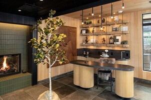 Una cocina moderna con una isla central, paneles de madera y una chimenea.