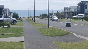 Property grounds - Clarks Beach Getaway. Modern 2-bed apartment, close to great golf course (Clarks Beach)