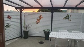 Outdoor dining - Clarks Beach Getaway. Modern 2-bed apartment, close to great golf course (Clarks Beach)