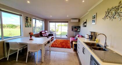 Clarks Beach Getaway. Modern 2-bed apartment, close to great golf course