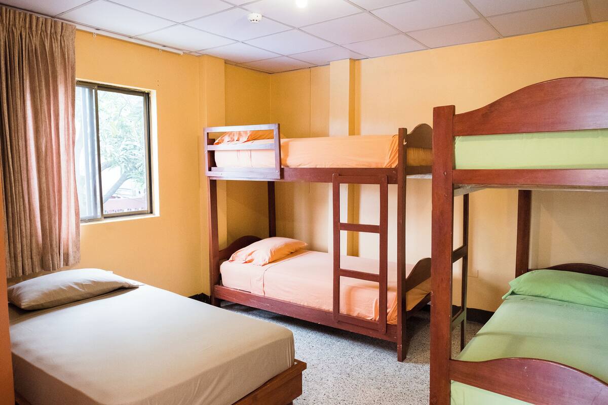 Dormitorio compartido económico | Wifi gratis y ropa de cama