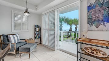 Een smart-tv en boeken