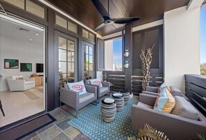 Una televisión, un reproductor de DVD, una videoteca