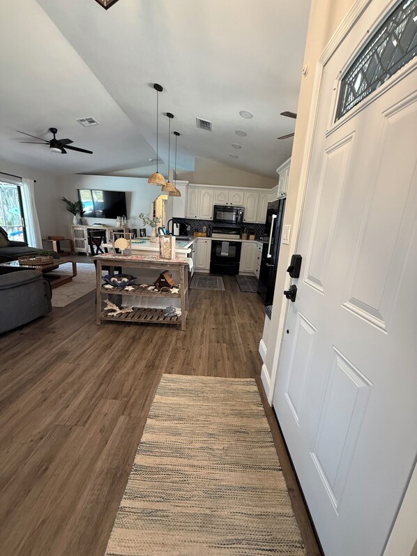 Interior - Pineapple Cottage. Cozy Pool Home conveniently located. Pet friendly ! (Palm Bay)