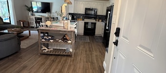 Pineapple Cottage. Cozy Pool Home conveniently located. Pet friendly !