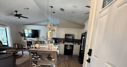 Pineapple Cottage. Cozy Pool Home conveniently located. Pet friendly !