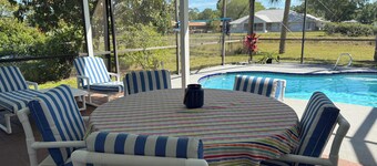 Pineapple Cottage. Cozy Pool Home conveniently located. Pet friendly !