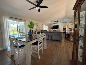 Dining - Pineapple Cottage. Cozy Pool Home conveniently located. Pet friendly ! (Palm Bay)