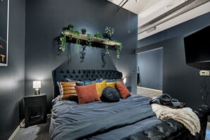 1 bedroom, desk, iron/ironing board, WiFi - Huge King Bed Loft Downtown - Balcony - Grocery - Brewery - Court Ave Nightlife (Des Moines)