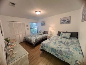 2 bedrooms, iron/ironing board, WiFi, bed sheets - Expectational Cozy Condo Near Beach & Restaurants
(Naples)