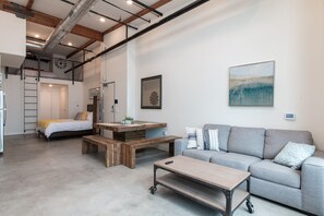 2 bedrooms, desk, iron/ironing board, WiFi - Spacious 2BR ,Family& Pet Friendly, Tesla charging Station on site, Near Disney (Santa Ana)