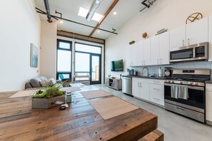 ثلاجة، ميكروويف، فرن، موقد طهي مسطح